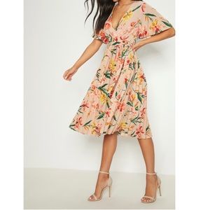 Pretty Little Thing Floral Pleated Midi Dress 
Size:0
nude, pink
NWT
